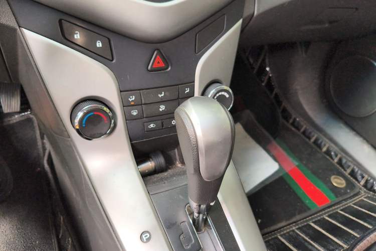 Used Chevrolet Cruze 2013 1.8L SE AT Gear Lever