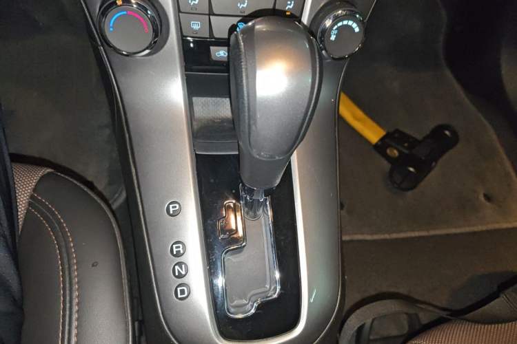 Used Chevrolet Cruze 2013 Hatchback 1.6L Automatic Luxury Model Gear Lever