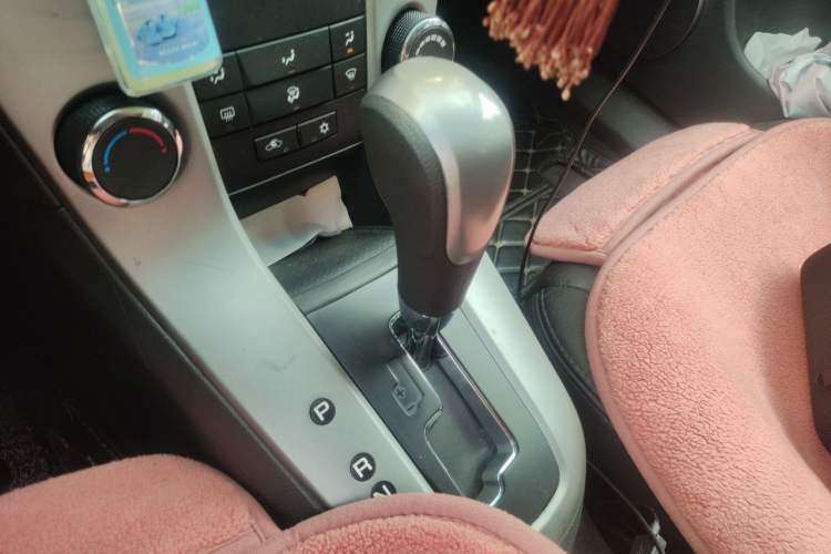 Used Chevrolet Cruze 2013 1.8L SE AT Gear Lever