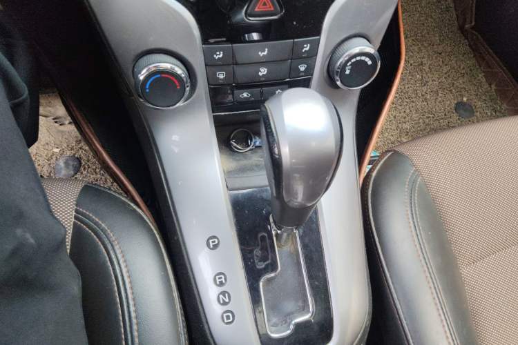 Used Chevrolet Cruze 2013 Hatchback 1.6L Automatic Luxury Model Gear Lever