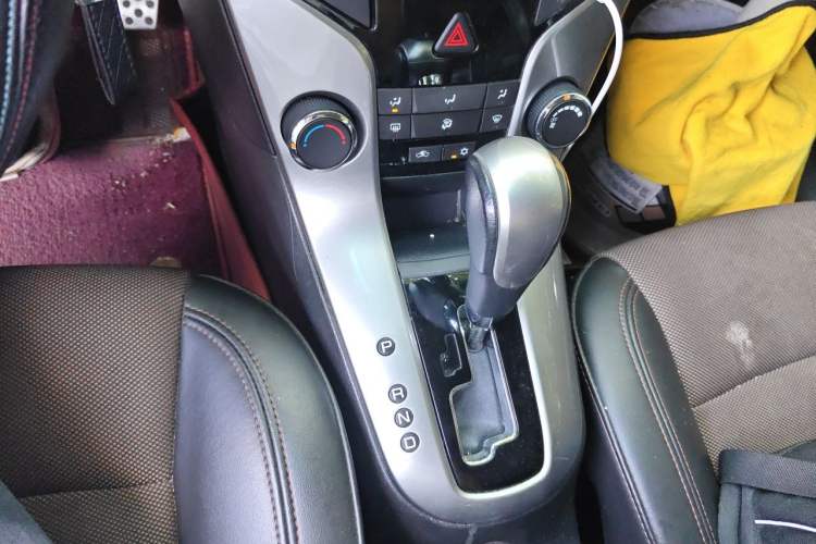 Used Chevrolet Cruze 2013 Hatchback 1.6L Automatic Luxury Model Gear Lever