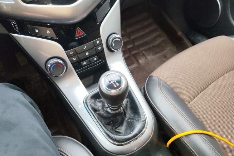 Used Chevrolet Cruze 2013 Hatchback 1.6L Manual Luxury Model Gear Lever