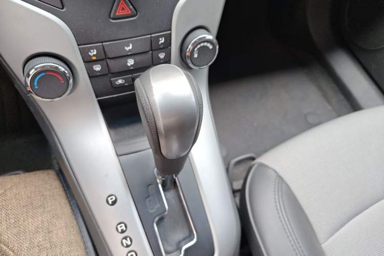 Used Chevrolet Cruze 2013 1.8L SE AT Gear Lever