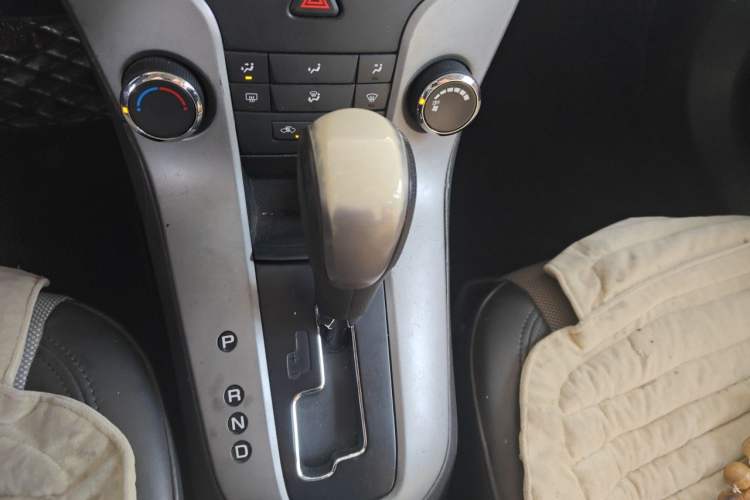Used Chevrolet Cruze 2013 1.8L SE AT Gear Lever