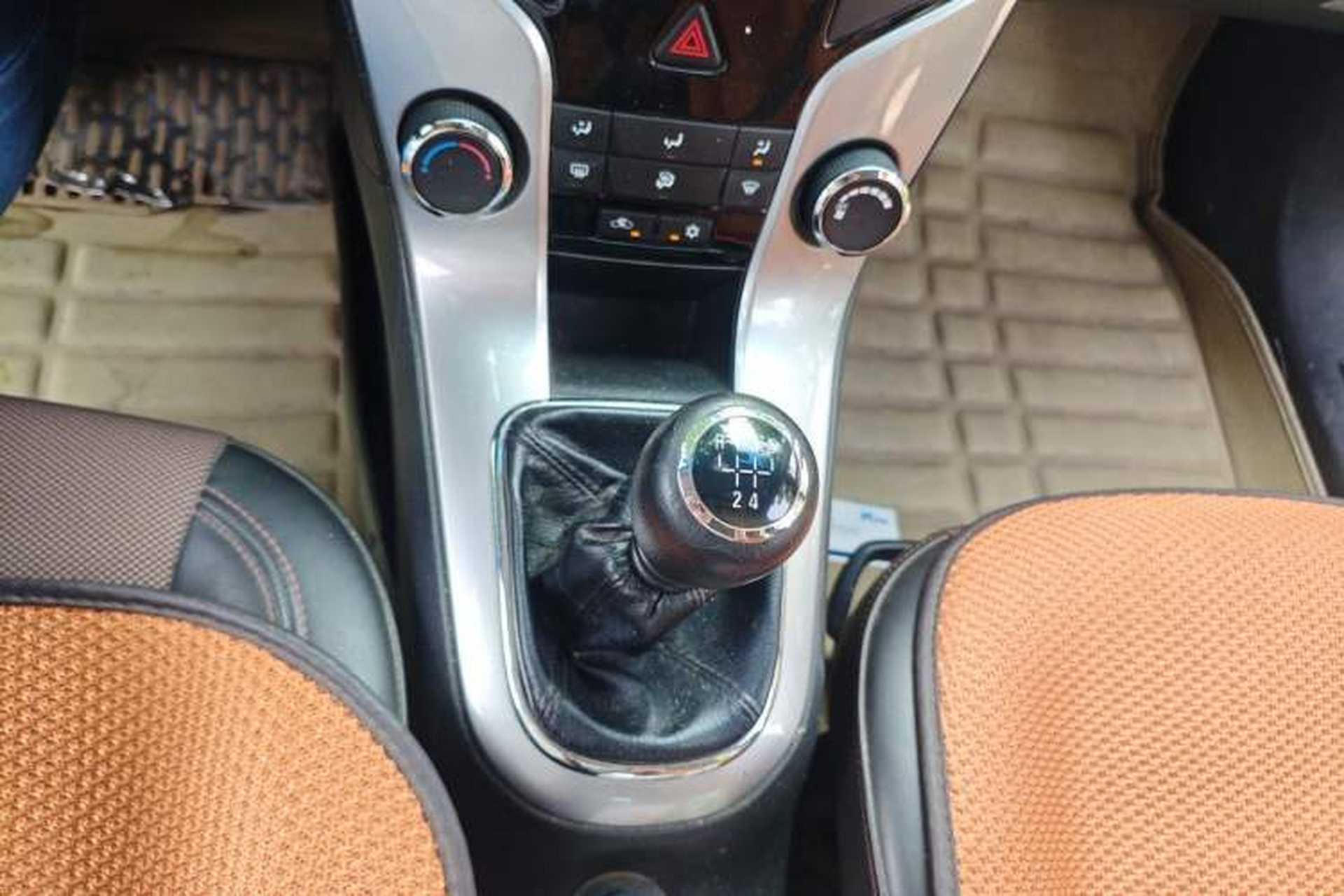 Used Chevrolet Cruze 2013 Hatchback 1.6L Manual Luxury Model Gear Lever