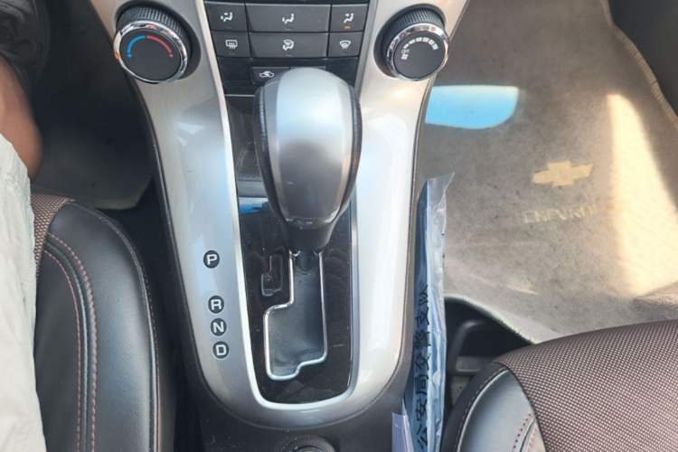 Used Chevrolet Cruze 2013 Hatchback 1.6L Automatic Luxury Model Gear Lever