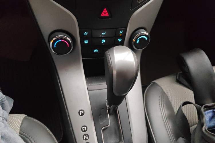 Used Chevrolet Cruze 2013 1.8L SE AT Gear Lever