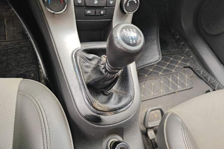 Used Chevrolet Cruze 2013 1.6L SL MT Gear Lever