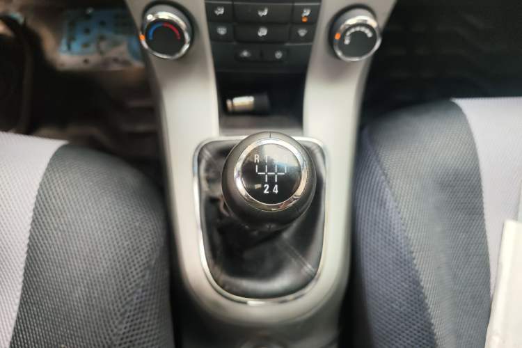 Used Chevrolet Cruze 2013 1.6L SE MT Gear Lever