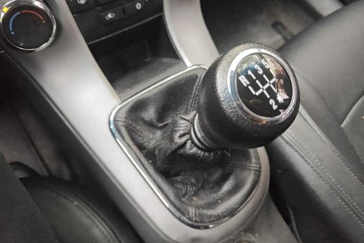 Used Chevrolet Cruze 2013 1.6L SE MT Gear Lever