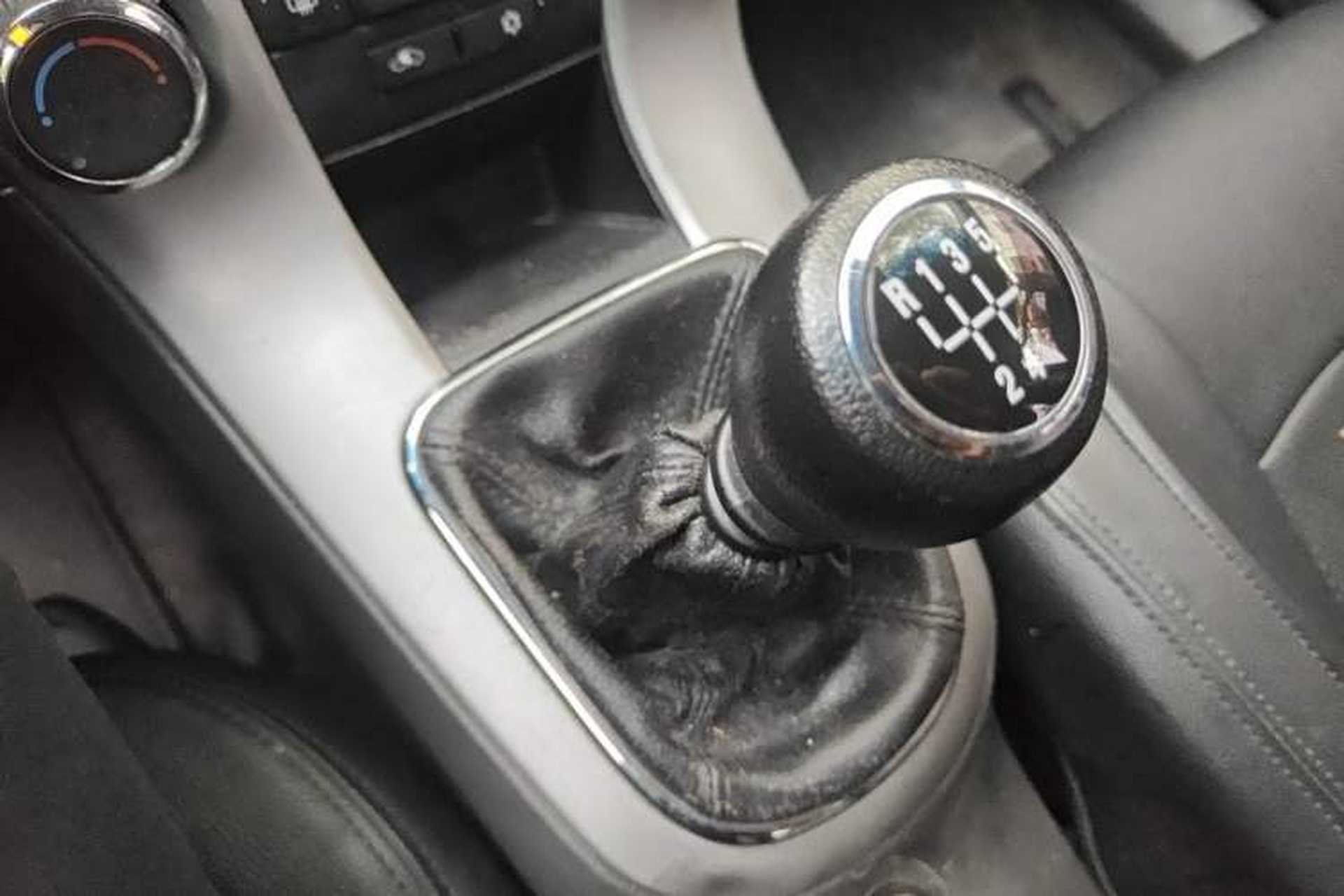 Used Chevrolet Cruze 2013 1.6L SE MT Gear Lever
