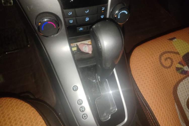 Used Chevrolet Cruze 2013 Hatchback 1.6L Automatic Luxury Model Gear Lever