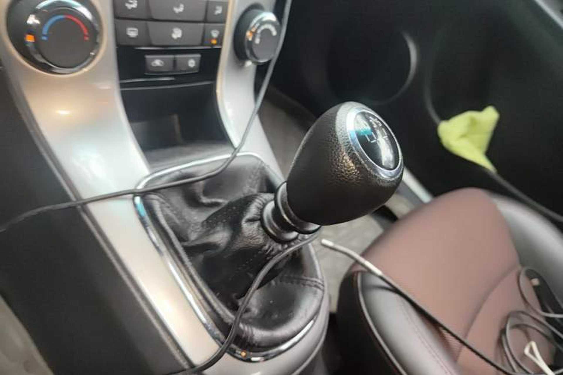 Used Chevrolet Cruze 2013 Hatchback 1.6L Manual Luxury Model Gear Lever