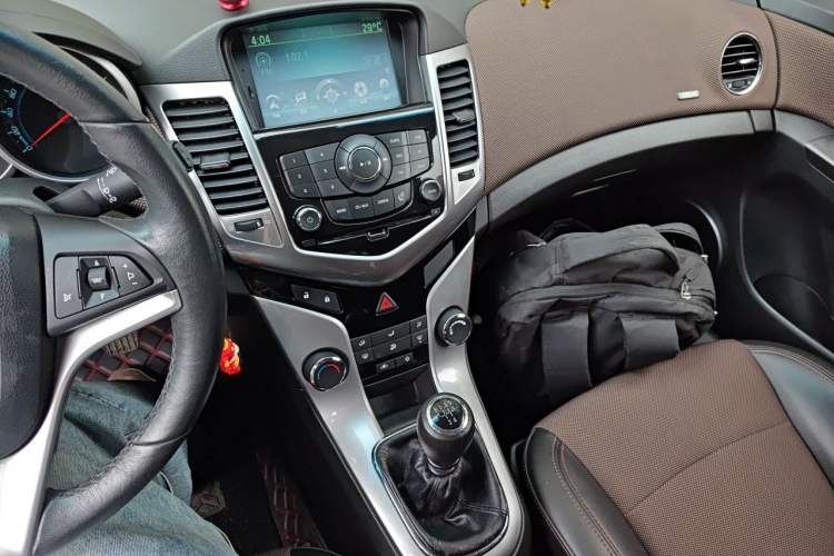Used Chevrolet Cruze 2013 Hatchback 1.6L Manual Luxury Model Gear Lever
