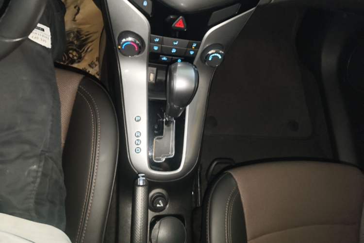 Used Chevrolet Cruze 2013 Hatchback 1.6L Automatic Luxury Model Gear Lever
