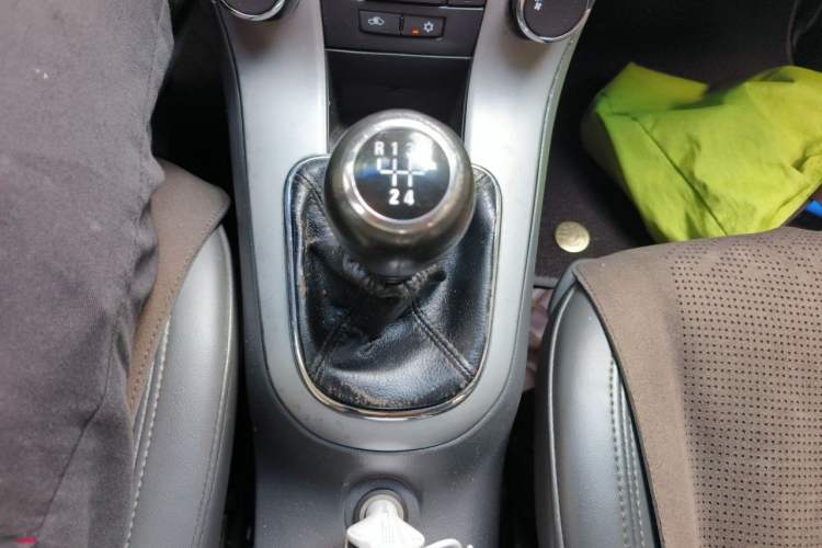 Used Chevrolet Cruze 2013 1.6L SL MT Gear Lever