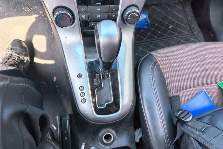 Used Chevrolet Cruze 2013 Hatchback 1.6L Automatic Luxury Model Gear Lever