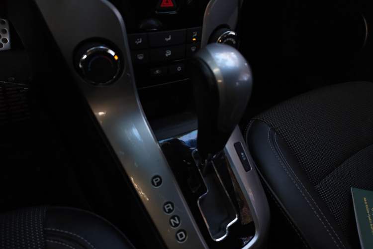 Used Chevrolet Cruze 2013 Hatchback 1.6T Automatic Flagship Model Gear Lever
