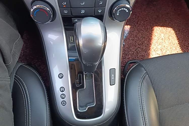 Used Chevrolet Cruze 2013 Hatchback 1.6T Automatic Flagship Model Gear Lever