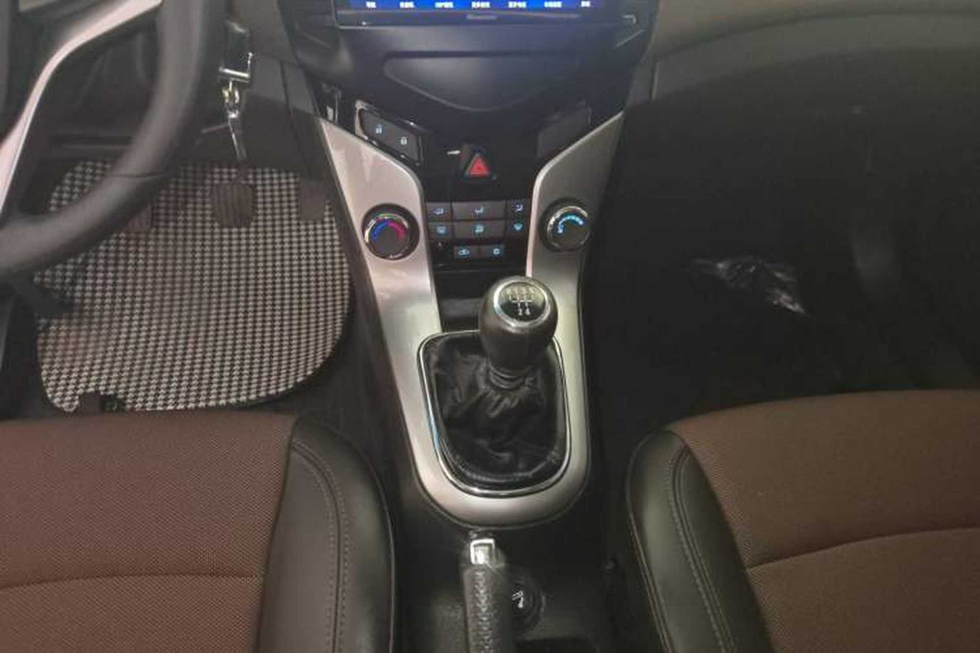 Used Chevrolet Cruze 2013 Hatchback 1.6L Manual Luxury Model Gear Lever