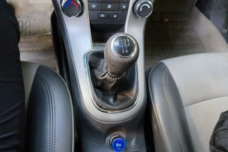 Used Chevrolet Cruze 2013 1.6L SE MT Gear Lever