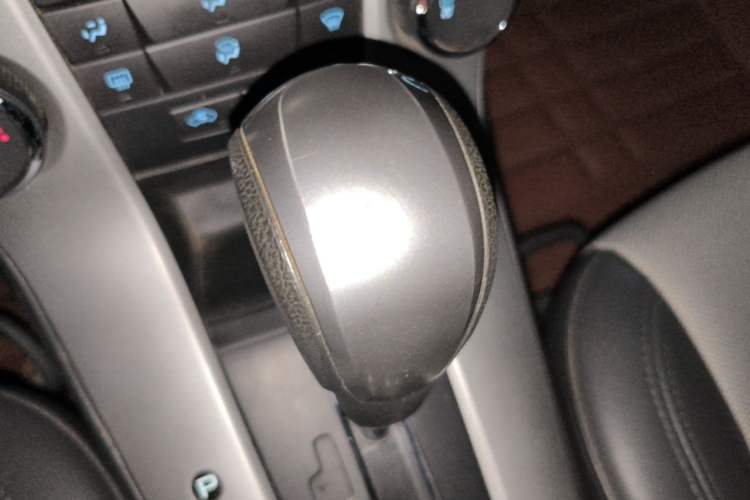 Used Chevrolet Cruze 2013 1.8L SE AT Gear Lever