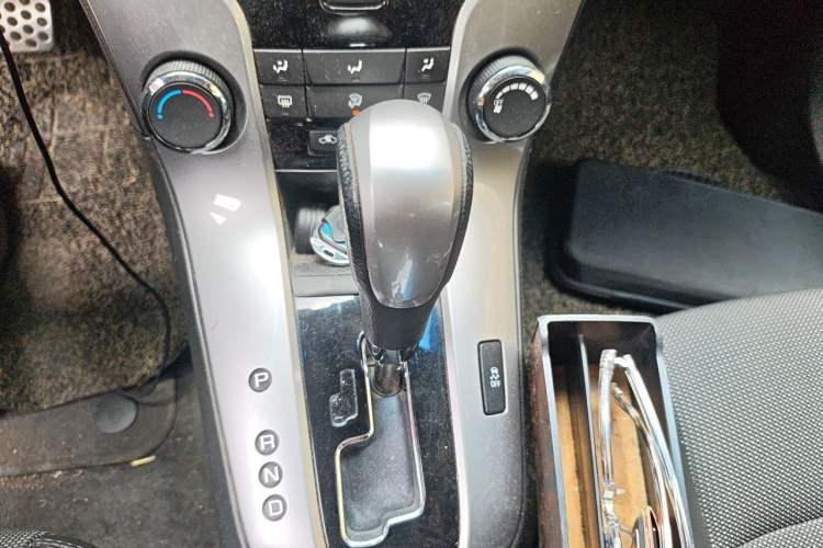 Used Chevrolet Cruze 2013 Hatchback 1.6T Automatic Flagship Model Gear Lever