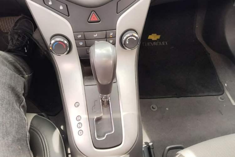 Used Chevrolet Cruze 2013 1.6L SE AT Gear Lever
