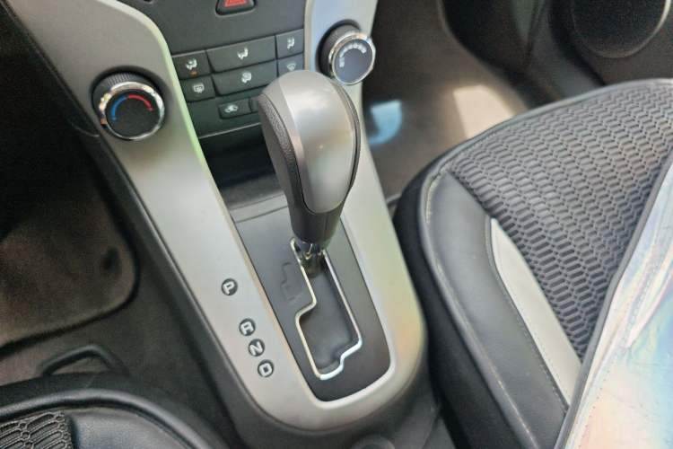 Used Chevrolet Cruze 2013 1.8L SE AT Gear Lever