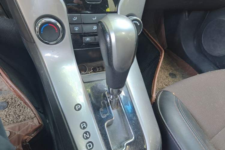 Used Chevrolet Cruze 2013 Hatchback 1.6L Automatic Luxury Model Gear Lever