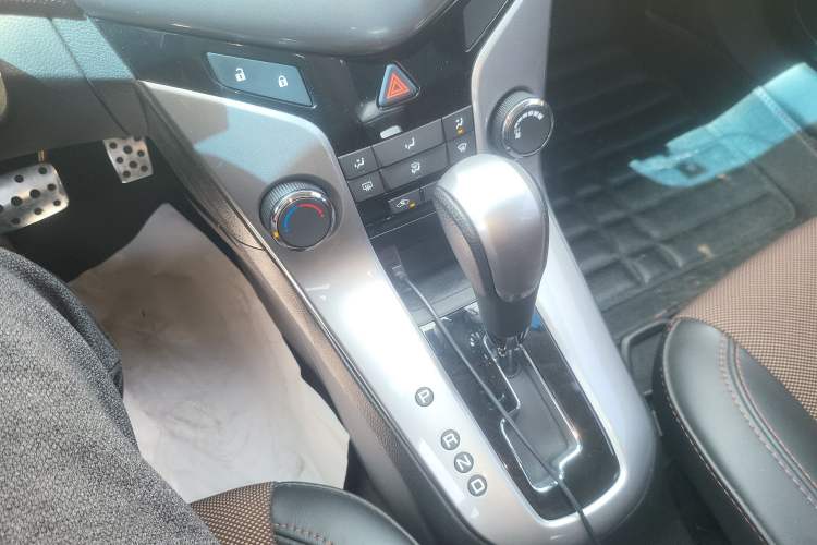 Used Chevrolet Cruze 2013 Hatchback 1.6L Automatic Luxury Model Gear Lever