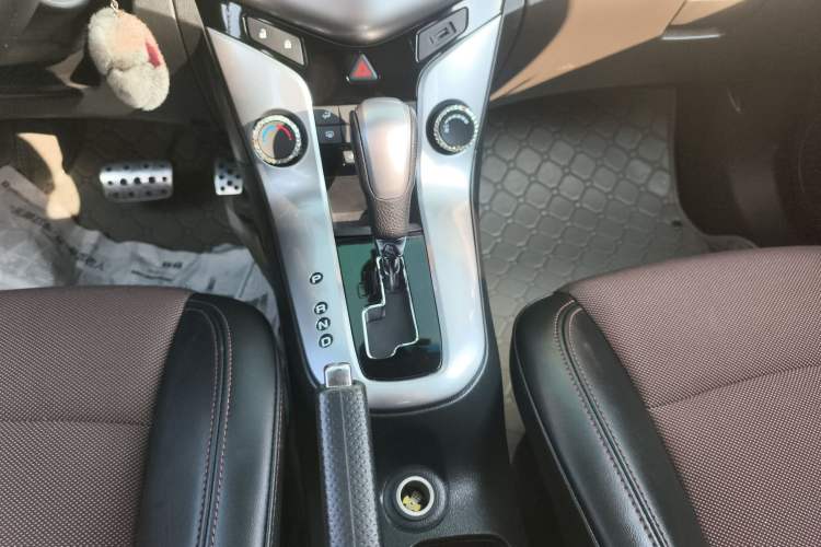 Used Chevrolet Cruze 2013 Hatchback 1.6L Automatic Luxury Model Gear Lever