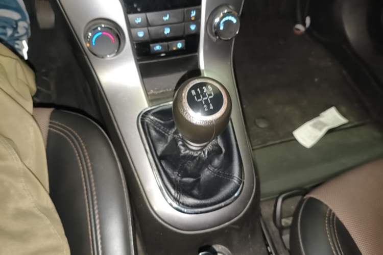 Used Chevrolet Cruze 2013 Hatchback 1.6L Manual Luxury Model Gear Lever
