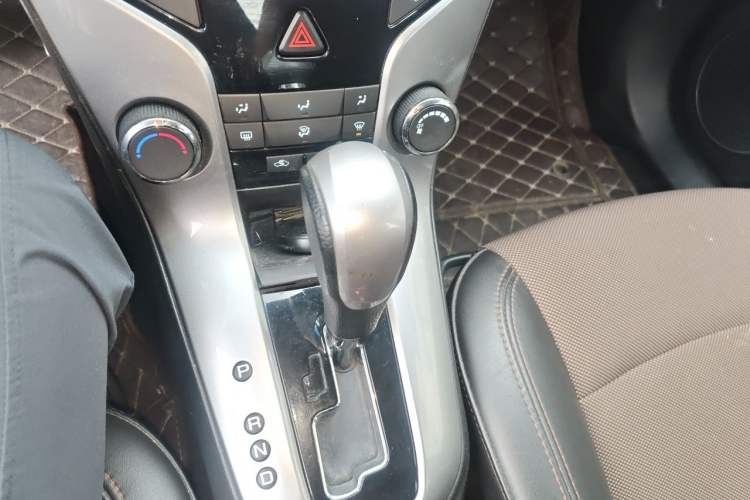 Used Chevrolet Cruze 2013 Hatchback 1.6L Automatic Luxury Model Gear Lever