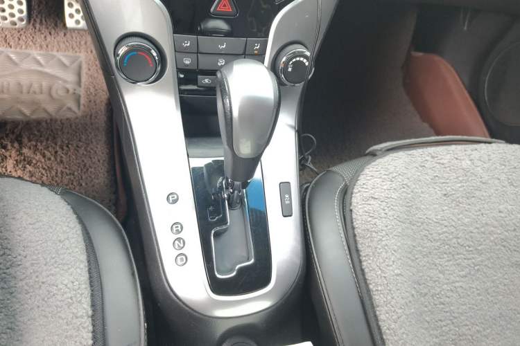 Used Chevrolet Cruze 2013 Hatchback 1.6T Automatic Flagship Model Gear Lever