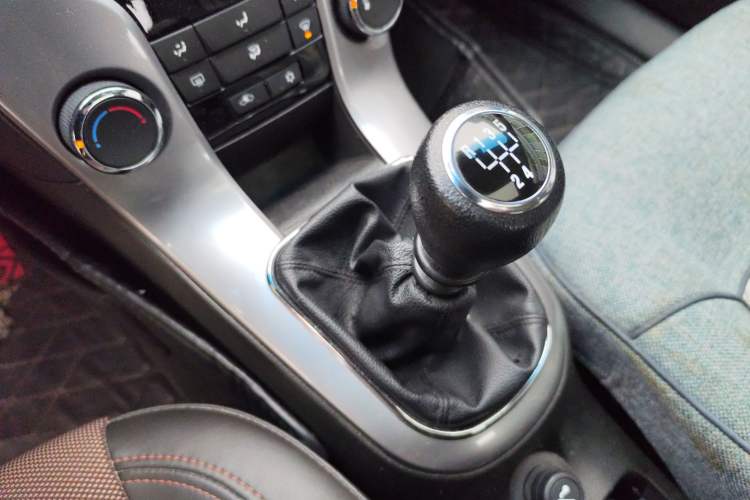 Used Chevrolet Cruze 2013 Hatchback 1.6L Manual Luxury Model Gear Lever