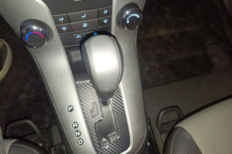 Used Chevrolet Cruze 2013 1.8L SE AT Gear Lever