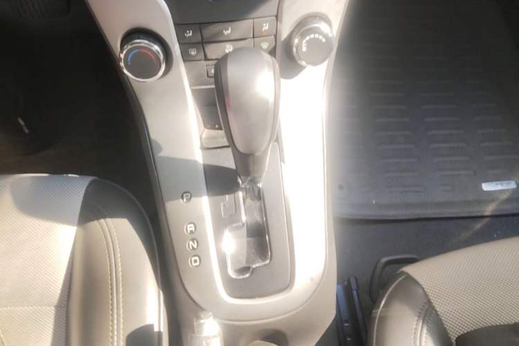 Used Chevrolet Cruze 2013 1.8L SE AT Gear Lever