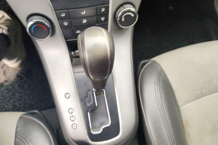 Used Chevrolet Cruze 2013 1.8L SE AT Gear Lever