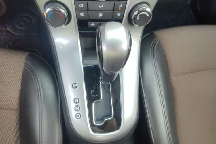 Used Chevrolet Cruze 2013 Hatchback 1.6L Automatic Luxury Model Gear Lever