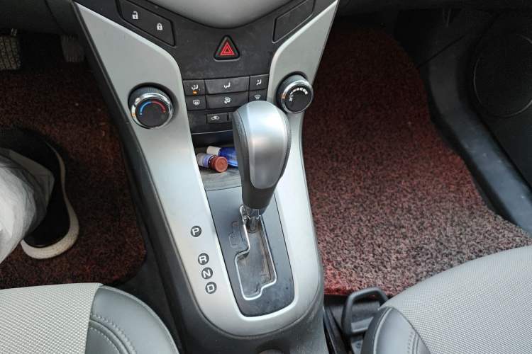 Used Chevrolet Cruze 2013 1.8L SE AT Gear Lever