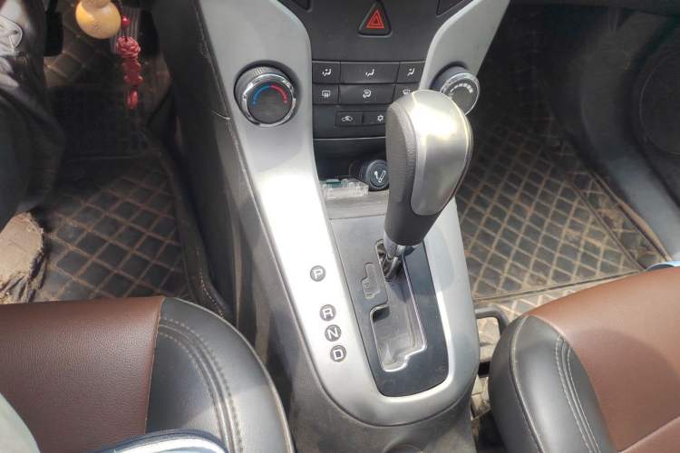 Used Chevrolet Cruze 2013 1.8L SE AT Gear Lever