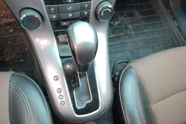 Used Chevrolet Cruze 2013 Hatchback 1.6L Automatic Luxury Model Gear Lever