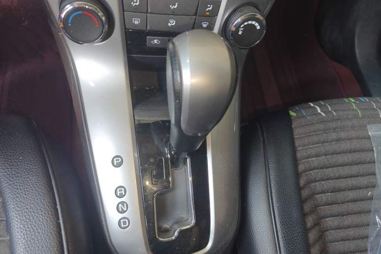 Used Chevrolet Cruze 2013 Hatchback 1.6L Automatic Luxury Model Gear Lever