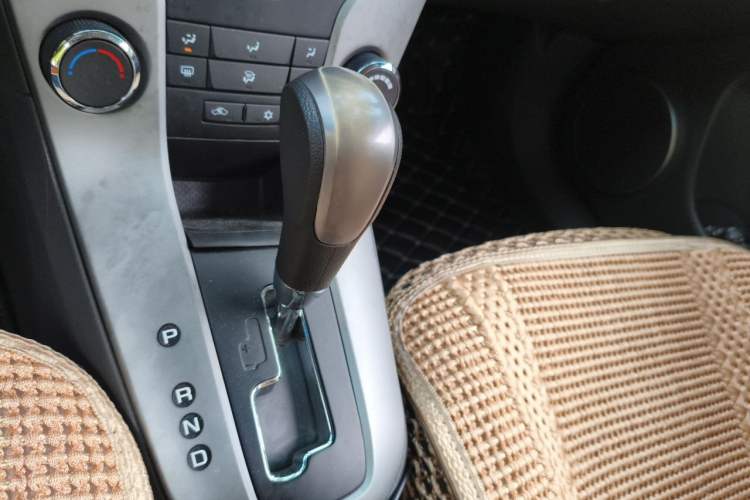 Used Chevrolet Cruze 2013 1.8L SE AT Gear Lever