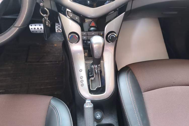 Used Chevrolet Cruze 2013 Hatchback 1.6L Automatic Luxury Model Gear Lever