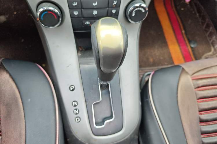 Used Chevrolet Cruze 2013 1.8L SE AT Gear Lever