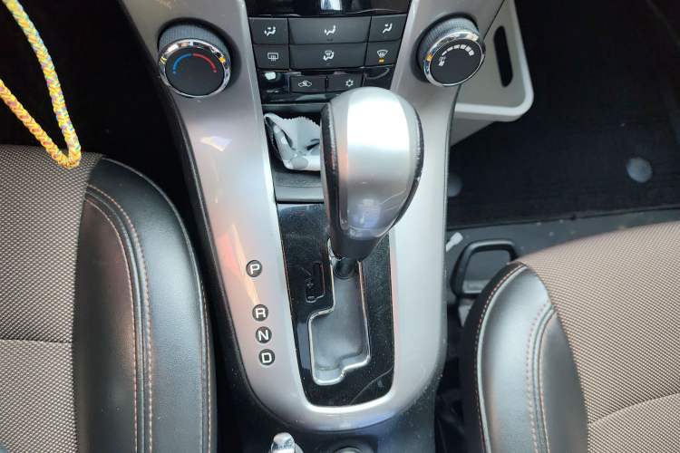 Used Chevrolet Cruze 2013 Hatchback 1.6L Automatic Luxury Model Gear Lever