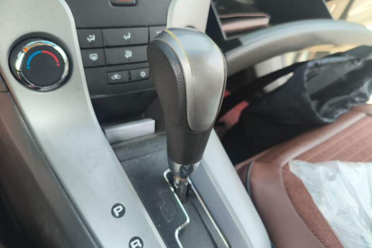 Used Chevrolet Cruze 2013 1.8L SE AT Gear Lever