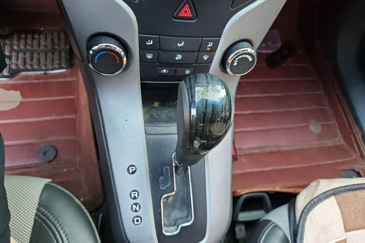 Used Chevrolet Cruze 2013 1.8L SE AT Gear Lever